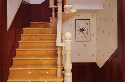 恩平中式别墅室内汉白玉石楼梯的定制安装装饰效果