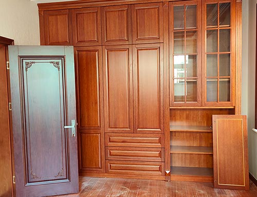 恩平中式家庭装修里定制的实木衣柜效果图